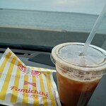 ファミリーマート - ドリンク写真:ハッシュポテトとアイスコーヒーを購入しました。