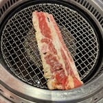 焼肉・冷麺ヤマト - 料理写真:炙りカルビかなり極薄　焼き網に広げるとこんな感じ　