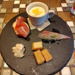 トラットリア&ピッツェリアDai - スープはジャガイモの冷製スープ。鮮魚のカルパッチョ（ブリ）。ひよこ豆フリットはふわさくっと塩味が効いています。