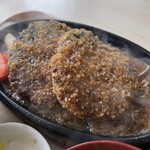 うしや - ハンバーグはジューシーな肉の味わいというよりは、ニンニク風味のジャポンソースと合わせ技。