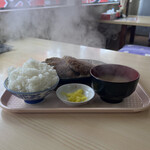 うしや - 熱々の鉄板から湯気が立ち昇り、微弱の獣臭さもしたような気がする。