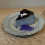 ぎるふりかふぇ - バタフライピーバスクチーズケーキ