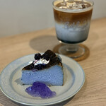ぎるふりかふぇ - バタフライピーバスクチーズケーキ、黒ごまラテ