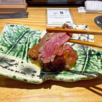 肉寿司 肉和食 KINTAN - 玉ねぎソースがとても良く合います