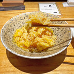 肉寿司 肉和食 KINTAN - 小さなオニギリを卵黄を溶いたタレに投入していただきます