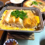 田むら銀かつ亭 - こちらは「豆腐カツ煮膳」
固形燃料で、ずっとグツグツです