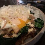 パーラールーム - ケールとキノコの目玉焼き