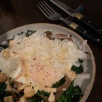 パーラールーム - ケールとキノコの目玉焼き