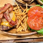 クア・アイナ - 厚切りチーズベーコンバーガーセット