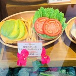 クア・アイナ - ショーケース