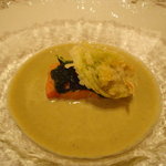 ル・シズィエム・サンス・ドゥ・オエノン レストラン - フキノトウとサクラマスのスープ 青海苔の香り。