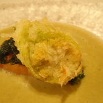 ル・シズィエム・サンス・ドゥ・オエノン レストラン - フキノトウとサクラマスのスープ 青海苔の香り。