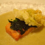 ル・シズィエム・サンス・ドゥ・オエノン レストラン - フキノトウとサクラマスのスープ 青海苔の香り。