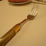 ル・シズィエム・サンス・ドゥ・オエノン レストラン - 肉料理のフォーク。