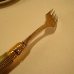 ル・シズィエム・サンス・ドゥ・オエノン レストラン - 肉料理のフォーク。