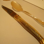 ル・シズィエム・サンス・ドゥ・オエノン レストラン - 肉料理のナイフ。