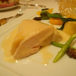 ル・シズィエム・サンス・ドゥ・オエノン レストラン - 若鶏胸肉とカツオの炙り　ガーリックのフランと共に。