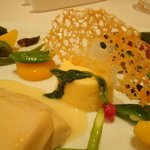 ル・シズィエム・サンス・ドゥ・オエノン レストラン - 若鶏胸肉とカツオの炙り　ガーリックのフランと共に。