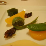 ル・シズィエム・サンス・ドゥ・オエノン レストラン - 若鶏胸肉とカツオの炙り　ガーリックのフランと共に。