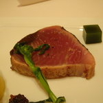 ル・シズィエム・サンス・ドゥ・オエノン レストラン - 若鶏胸肉とカツオの炙り　ガーリックのフランと共に。