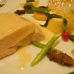 ル・シズィエム・サンス・ドゥ・オエノン レストラン - 若鶏胸肉とカツオの炙り　ガーリックのフランと共に。