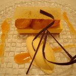 ル・シズィエム・サンス・ドゥ・オエノン レストラン - アプリコットのコンポジション　ドライフルーツのアイスクリーム。