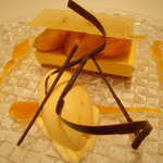 ル・シズィエム・サンス・ドゥ・オエノン レストラン - アプリコットのコンポジション　ドライフルーツのアイスクリーム。