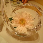 ル・シズィエム・サンス・ドゥ・オエノン レストラン - ガーベラの花。