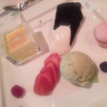 ル ポアン ドゥ ヴュ - デザート。さくらプリンとキウイのアイス絶品！