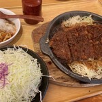 とんかつ玉藤 - 料理写真:名物鉄板みそかつ定食 のメインとキャベツとお口直しのなめこおろしと一味唐辛子