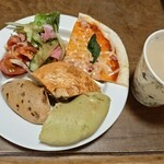エーキドーパン工場直売所 - 料理写真:ベーグルのチェダーチーズ、ピスタチオとホワイトチョコレート、シナモンとレーズンを３等分にするとこんな感じ。