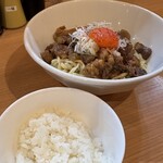 RAMEN ガモウスマイル - どて焼きまぜそばとセットのミニご飯
