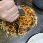 お好み焼 高田 - 料理写真:LLサイズ２玉1,400円　青唐辛子100円