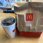 マクドナルド - ドリンク写真:イオンモール福岡のそばにあるマクドナルドさんです。 この日は此方で大好きな照り焼きマックバーガーのセットをお持ち帰りです。