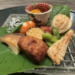 菅井 - ヒラメ昆布締め、カラスミ、アン肝唐揚げ、アワビ、ほうずき、枝豆、海老