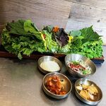 くるむ - 盛り盛りの野菜とキムチ