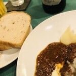 ロシヤ料理 ラルース - キャラウェイシードの入ったフカフカパンとしっかり煮込んだビーフストロガノフ。