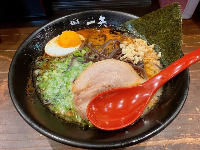 中毒性MAXリピ確のとんこつ黒らーめん！！！』by 大魔王わんきち : 麺