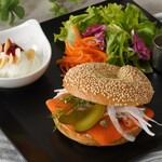 進々堂 - 京べーぐるのスモークサーモンサンドセット