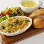 進々堂 - アスパラのボロネーズグラタンととうもろこしのスーププレートセット
