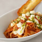 進々堂 - パスタ　モッツァレラチーズとベーコン・オニオンのトマトソース