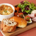 進々堂 - オニオングラタンスープとデリのプレートセット