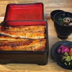 鰻処 いちかわ - 食べる視線