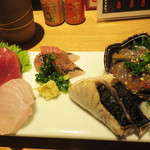 博多トク・トク　焼鳥いっせい - 刺身5点盛り合わせです。
マグロ・タイ・アジ・サワラの炙り・ゴマサバ。
お値段は多分1,000円前後で、これ1人前ですよ。
どれも美味しくて大満足です。
