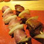 博多トク・トク　焼鳥いっせい - とり肝と砂ずり。
大衆系の焼鳥屋と比べたら、串の値段は高めですが、
その分レベルが全然違います。
鶏の質もいいし、焼きも上手です。
