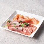 HUB - 厳選ハム＆生ハムとサラミの三種盛り Assorted Ham & Salami（3types)