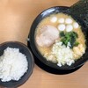 横浜家系ラーメン 若虎家 - 醤油(大盛り)+小ライスセット(うずら、海苔マシ)