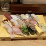 日本橋 すし 釣りきん - ランチ握り16貫。