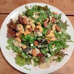 スープス　ヤツガタケ - ブルーチーズとナッツのサラダ。酸味のあるドレッシングがブルーチーズとナッツにベストマッチ！とっで好み〜♥