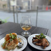 FAR YEAST TOKYO - (奥)セゾン※飲みかけ/(手前左)ポテサラ/(手前右)ガーリックシュリンプ
